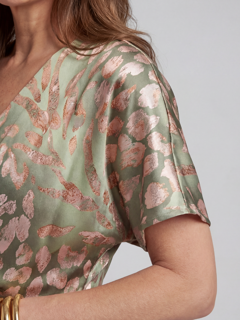 Coralie | Midi-Kleid mit abstraktem Muster, V-Ausschnitt und gedrehter Taille