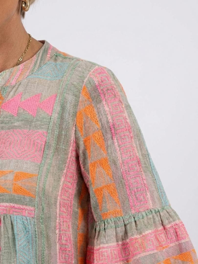 Maelle | Kleid mit geometrischem Muster und V-Ausschnitt, knielang