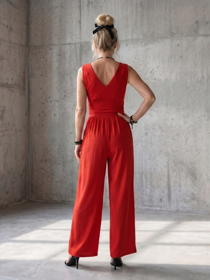 Vincenza | Jumpsuit mit tiefem V-Ausschnitt und definiertem Taillenbereich, weit geschnitten