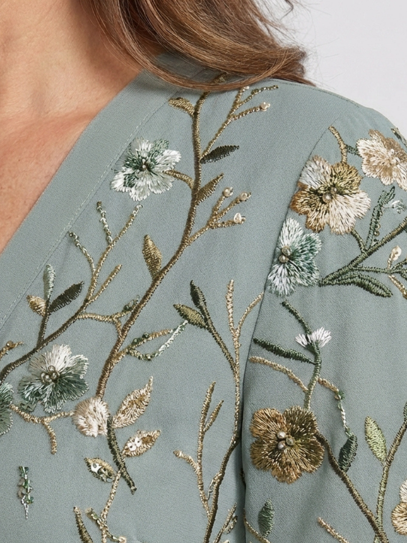 Evadne | Maxikleid mit kurzen Ärmeln und floralem V-Ausschnitt